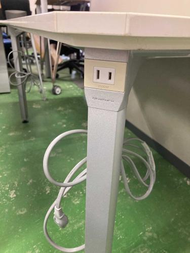 タップ付きミーティングテーブル